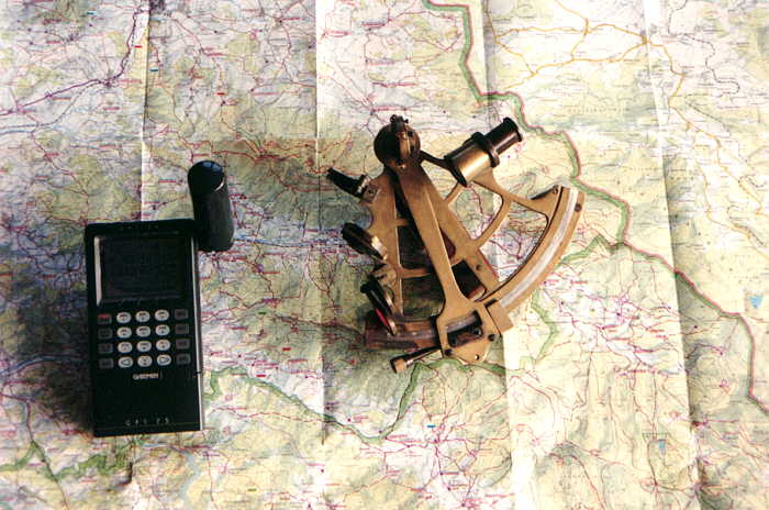 Abb. 3 Zwei Generationen von Navigationsgeräten: GPS-Empfänger und Sextant